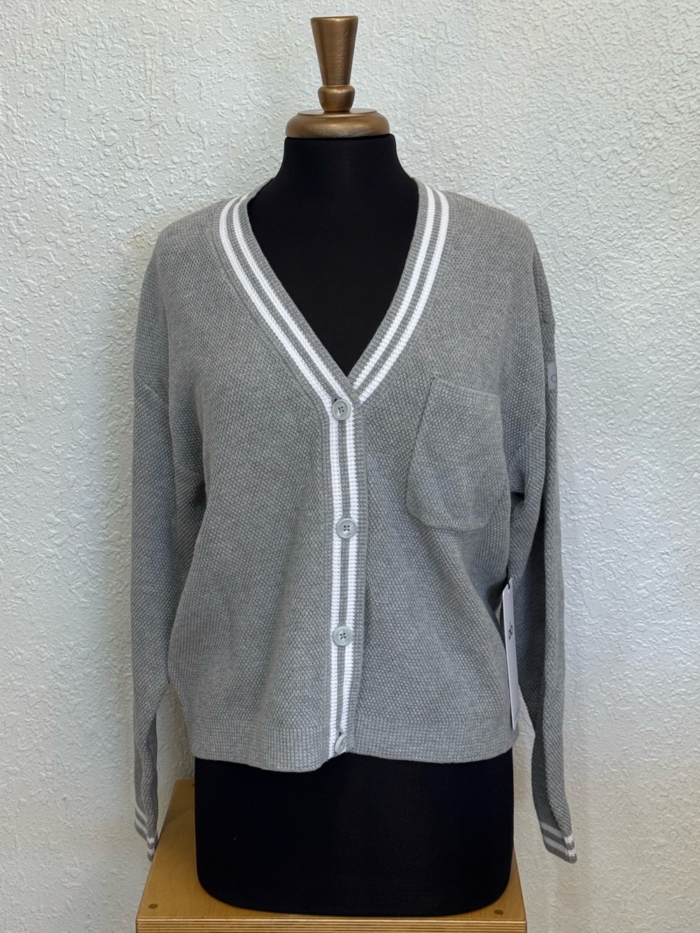 ALO tennis club sweater knit cardigan in grey and white - Picture 4 of 10
